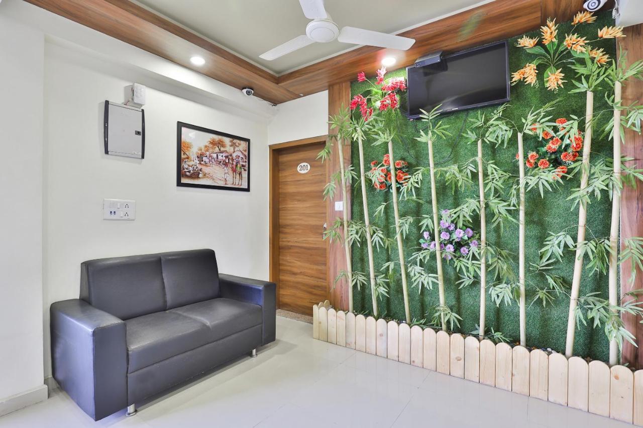 Oyo 15417 Red Rose Hotel Batwa Ngoại thất bức ảnh