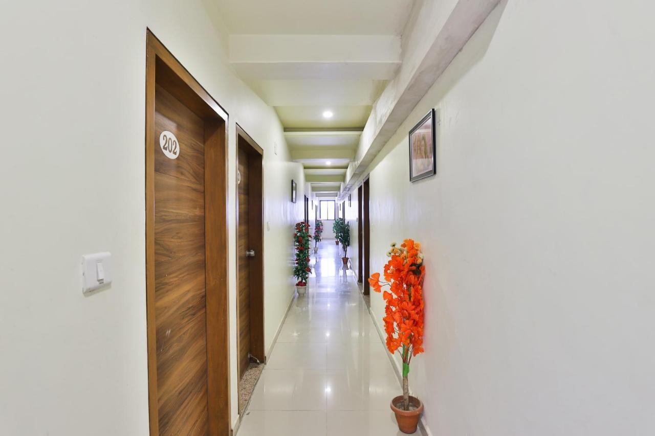 Oyo 15417 Red Rose Hotel Batwa Ngoại thất bức ảnh